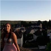 Étudiante pour cours de français tous les niveaux
